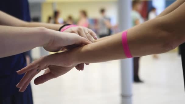 Руки Двух Девушек Танце Мастер Класс Сальсе Школа Танцев Workout — стоковое видео