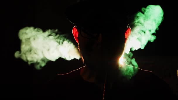 Homem Fuma Narguilé Libertando Sopro Fumaça Sua Boca Fumaça Luminosa — Vídeo de Stock