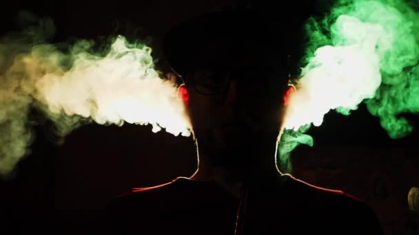 Homem Fuma Narguilé Libertando Sopro Fumaça Sua Boca Fumaça Luminosa — Vídeo de Stock