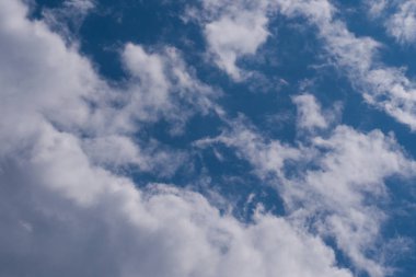 Güzel gün batımı, sıcak yaz gecesi bulutlara