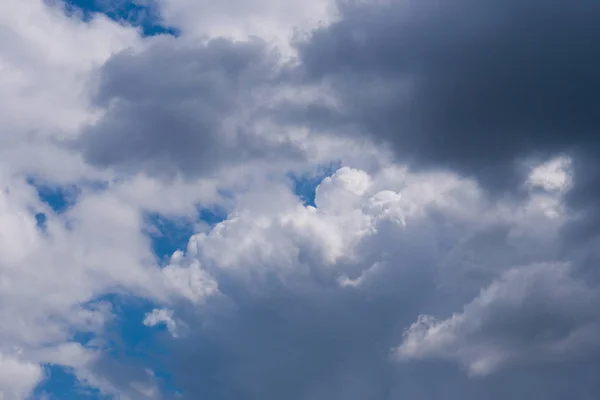 Prachtige Wolken Tijdens Zonsondergang Warme Zomeravond — Stockfoto