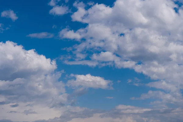 Schöne Wolken Bei Sonnenuntergang Warmer Sommerabend — Stockfoto