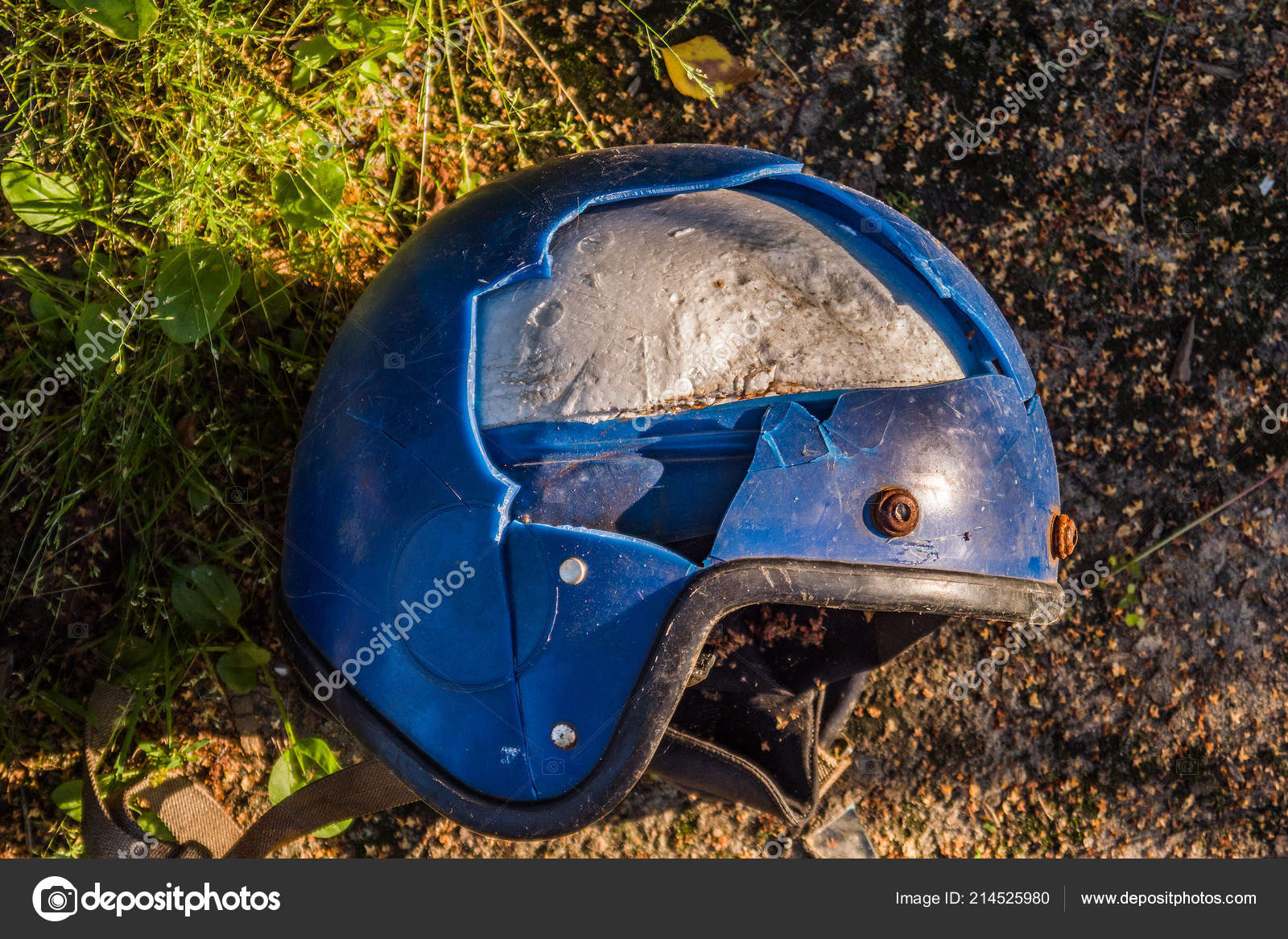 Треснувший шлем. Треснутый шлем. Разбитый шлем. Мотошлем с4. Треснувший шлем.