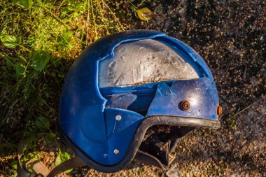 Yerdeki bir eski kırık motosiklet kask