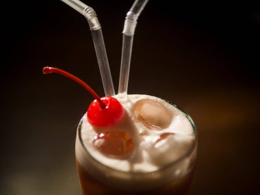 Kokteyl masanın üzerine güzel bir cam. Karanlık bir barda