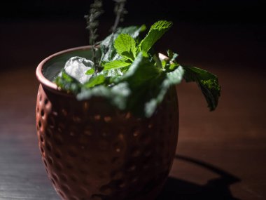 Kokteyl masanın üzerine güzel bir cam. Karanlık bir barda