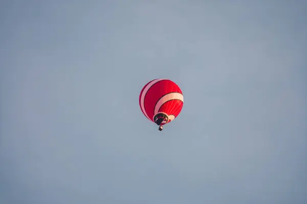Vliegende Bal Met Een Mandje Hoogte Vliegt Stad — Stockfoto