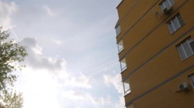 Timelapse, ağaçlar, gökyüzü, yaz güneşli gün bina üç katlı