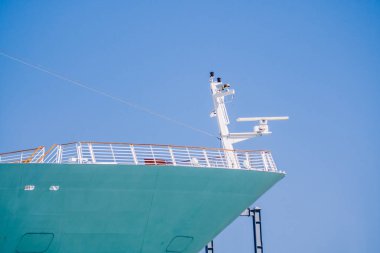Okyanus gemisi önü. Dock bağlantı noktası üzerindeki beyaz büyük liner