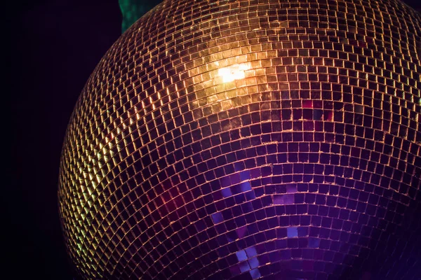 Диско Бал Вечеринке Прекрасный Фиолетовый Свет Лучи Отраженные Мяча — стоковое фото