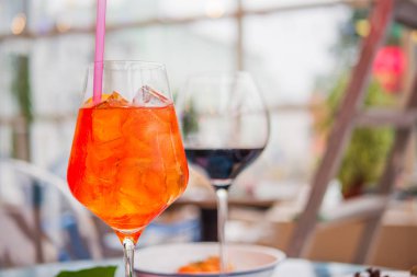 Birkaç farklı smoothies çubuğu'nda farklı şekiller bardaklarda restoranda counter