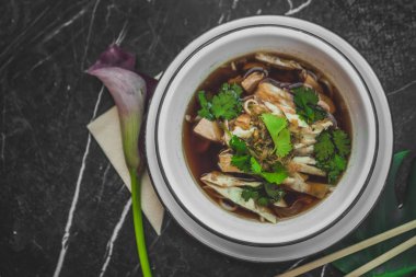 Asya siyah taş tablo bir demir tarlasına erişte çorbası