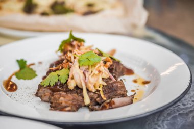 Vkusnoe, sebze ve baharatlar ile etin lezzetli sıcak yemek