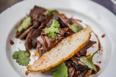 Vkusnoe, sebze ve baharatlar ile etin lezzetli sıcak yemek