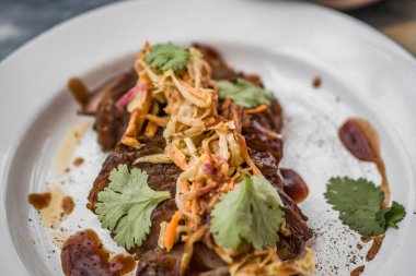 Vkusnoe, sebze ve baharatlar ile etin lezzetli sıcak yemek