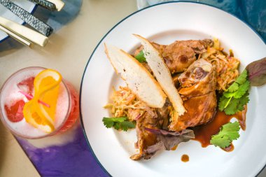 Vkusnoe, sebze ve baharatlar ile etin lezzetli sıcak yemek