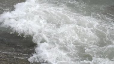 Şehir nehir rapids ile. Güçlü akım. Yaz günü