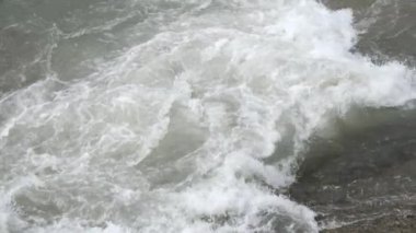 Şehir nehir rapids ile. Güçlü akım. Yaz günü
