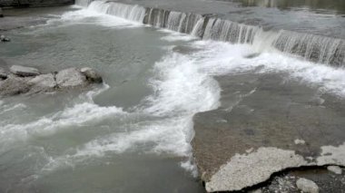 Şehir nehir rapids ile. Güçlü akım. Yaz günü