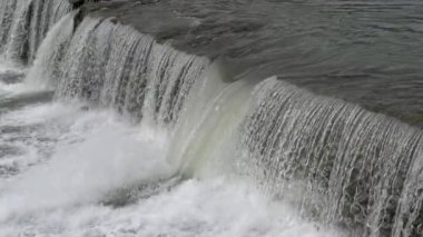 Şehir nehir rapids ile. Güçlü akım. Yaz günü