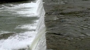 Şehir nehir rapids ile. Güçlü akım. Yaz günü