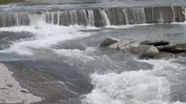 Şehir nehir rapids ile. Güçlü akım. Yaz günü