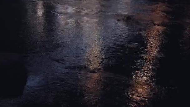 Поток Воды Реку Ночью Отражение Луны Городских Огней Воде — стоковое видео