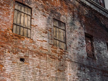 Eski ev kırmızı tuğla duvar. Yirminci yüzyılın başlarında inşa. Yaz günü