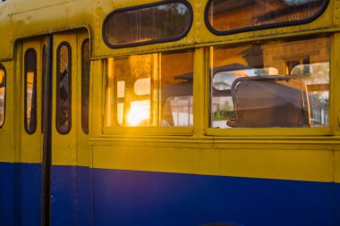 Eski mavi otobüs sarı elemanları ile. Müze sergisini teknoloji fuarında. Yaz günü