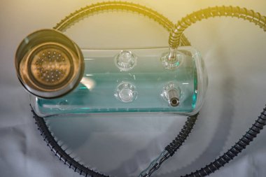 Yeni cam nargile cafe güzel aydınlatmalı. Nargile bar