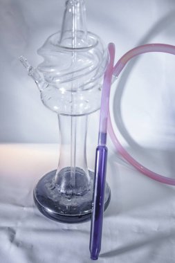 Yeni cam nargile cafe güzel aydınlatmalı. Nargile bar