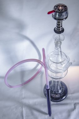 Yeni cam nargile cafe güzel aydınlatmalı. Nargile bar