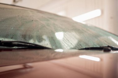 Kırmızı binek otomobil oto yıkama at kutusundaki. Su basıncı altında yıkama entegre. Yaz günü