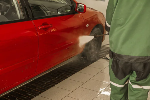 Roter Personenwagen Der Box Der Autowaschanlage Integrierte Wäsche Unter Wasserdruck — Stockfoto