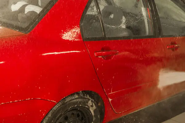 Voiture Rouge Dans Boîte Lave Auto Lavage Intégré Sous Pression — Photo