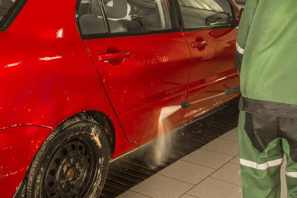 Voiture Rouge Dans Boîte Lave Auto Lavage Intégré Sous Pression — Photo