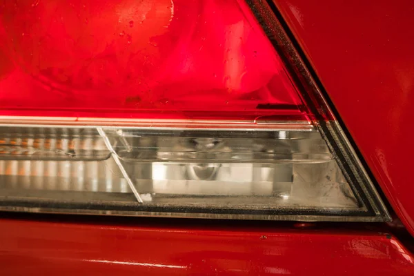 Auto Rossa Nella Scatola All Autolavaggio Lavaggio Integrato Sotto Pressione — Foto Stock