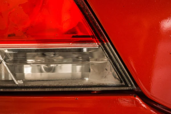 Κόκκινο Επιβατικό Αυτοκίνητο Στο Πλαίσιο Στο Πλύσιμο Αυτοκινήτων Ενσωματωμένο Πλυντήριο — Φωτογραφία Αρχείου