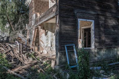 Eski ahşap evi mahvetti. İki katlı bina yıkım için tasarlanmıştır. Yaz günü