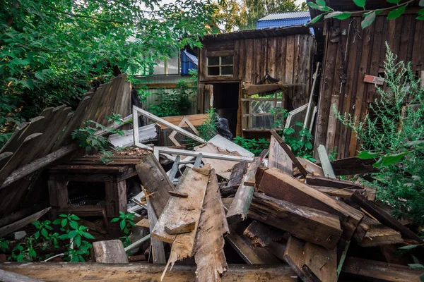 Gammalt Förstörda Trähus Två Våningar Byggnad Avsedd För Rivning Sommardag — Stockfoto