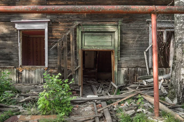 Altes Zerstörtes Holzhaus Zweistöckiges Gebäude Das Abgerissen Werden Soll Sommertag — Stockfoto