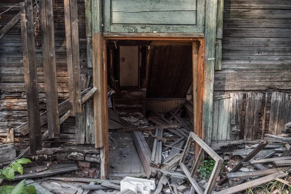 Altes Zerstörtes Holzhaus Zweistöckiges Gebäude Das Abgerissen Werden Soll Sommertag — Stockfoto