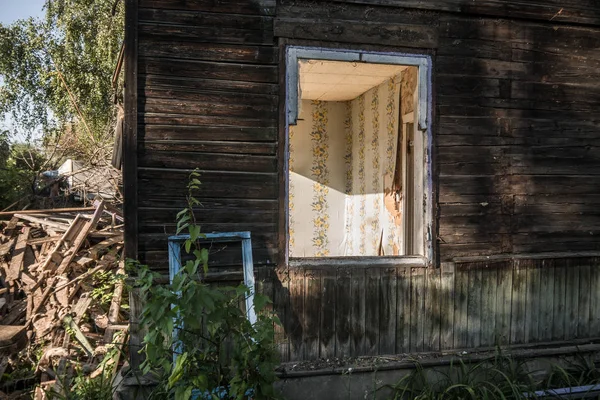 Gammalt Förstörda Trähus Två Våningar Byggnad Avsedd För Rivning Sommardag — Stockfoto