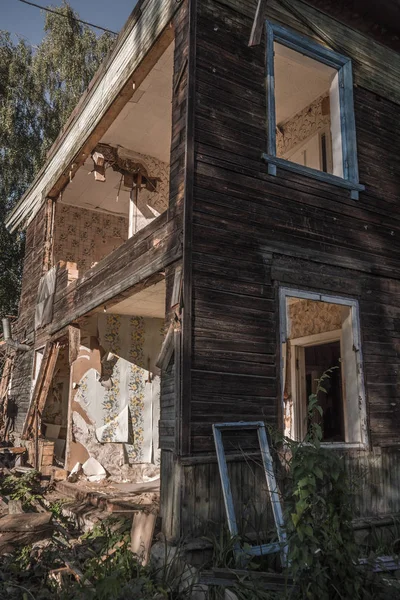 Altes Zerstörtes Holzhaus Zweistöckiges Gebäude Das Abgerissen Werden Soll Sommertag — Stockfoto