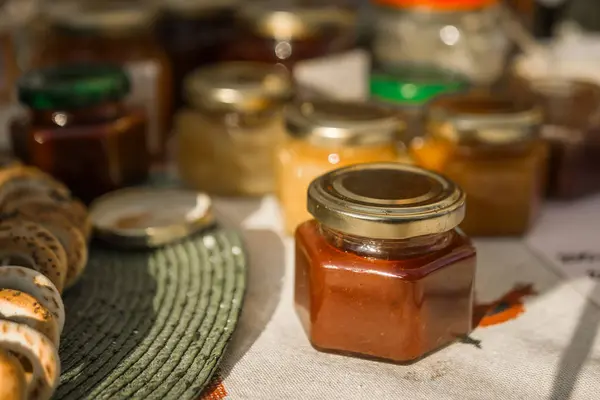 Small Jars Honey Many Different Varieties Fair Sunny Summer Day — Stock Photo, Image