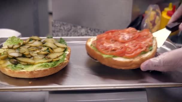 Cooking Huge Burger Burger Weighing Two Kilograms Three Pieces Ingredients — Stock Video