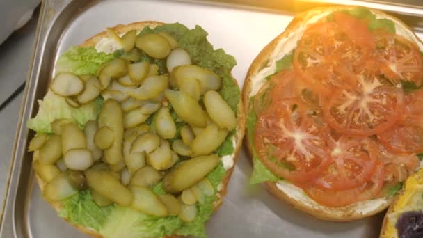 Cuisine Énorme Hamburger Burger Pesant Deux Kilogrammes Trois Pièces Avec — Video