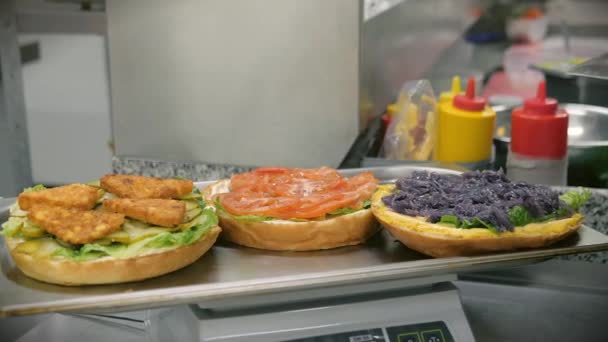 Cocinar Una Hamburguesa Enorme Hamburguesa Dos Kilogramos Peso Tres Piezas — Vídeos de Stock