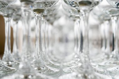 Cam bardak köpüklü şarap için. Bar counter