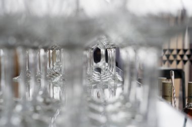 Cam bardak köpüklü şarap için. Bar counter